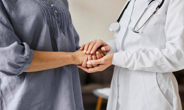 一句「讓我死了吧」，成了他走進病人心裡的起點！林軒任把艱澀醫學變白話文