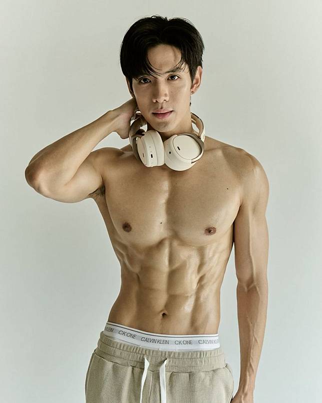 ยอมใจหุ่นพระเอกดัง