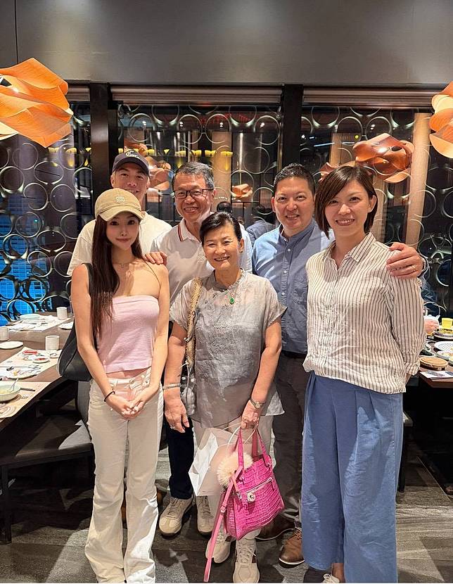 梅聖旻（左三）如往年訂了餐廳，和家人幫吳中純過生日。翻攝吳中純臉書