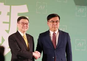 環境部長彭啟明（右）說，核電延役確實不需要環評。（圖：資料照）