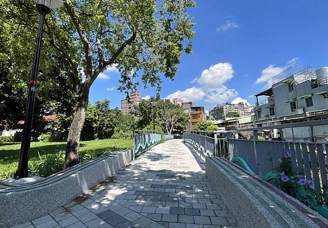 新北市府打造三鶯地區「陶、藝、山、水」四條特色的人本友善路徑，其中寓意著鶯歌文化藝術源源不絕的「水」線溪畔小徑完工並已開放。　（記者吳瀛洲攝）