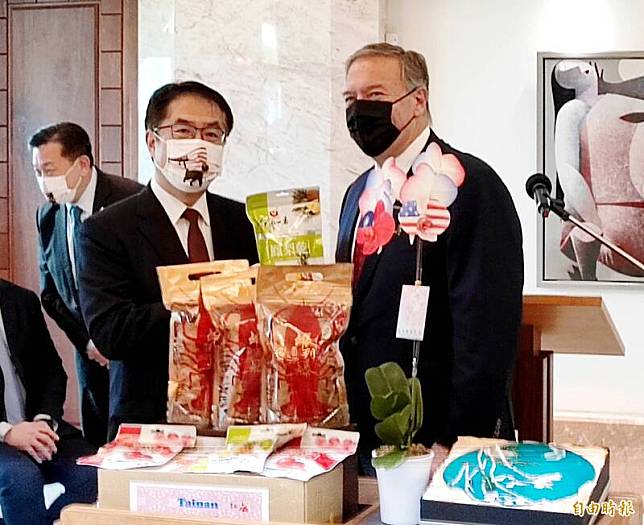 美國前國務卿龐皮歐到訪台南，市長黃偉哲送上地方名產系列的伴手禮。(記者吳俊鋒攝)