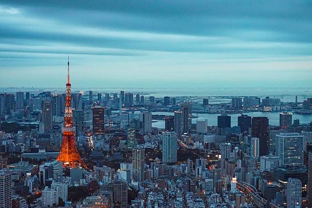 東京夜景（Photo by Louie Martinez on Unsplash）