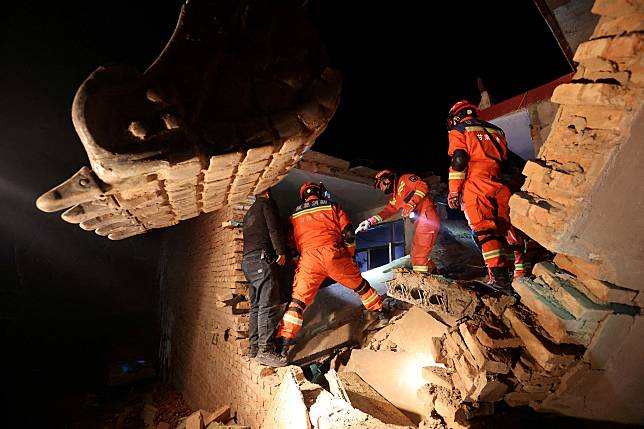 中國甘肅省昨深夜11時59分發生規模6.2淺層強震，災情慘重。（路透社）