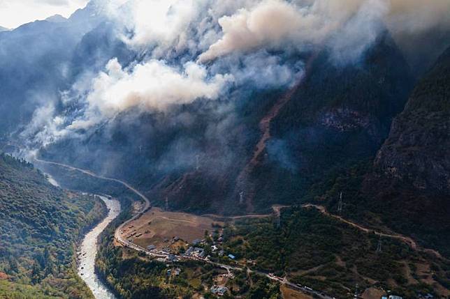 中國西藏自治區林芝市察隅縣竹瓦根鎮空檔村10月27日起發生森林火災，火勢延燒6天。據陸媒報導，火場北線受地形限制，火勢尚未得到有效控制。圖為10月31日下午火場北線的空拍圖，可見山谷濃煙密布。 （中新社提供） 中央社 110年11月2日  
