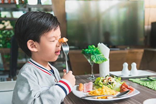 陪幼童吃飯時間是魔王關卡？3本書養成餐桌儀式感，5方法讓孩子愛上一起吃飯