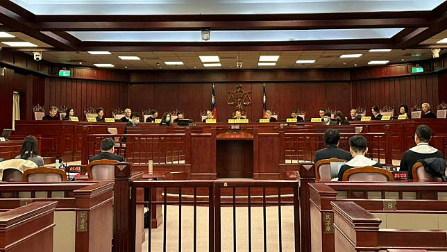 憲法法庭開庭辯論侮辱公務員是否除罪。侯柏青