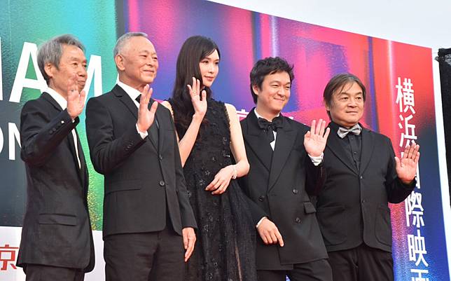 本屆橫濱國際電影節新設競賽單元，杜琪峯（左二）擔任評審團主席、林志玲（中）為特別評審，評審團成員包括丸山隆平（右二）、導演本木克英（右）、製片中澤敏明。翻攝ORICON NEWS
