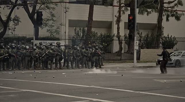 滑板少年隻身面對川普武裝鎮暴警察。 圖：擷取自「李老师不是你老师」的 X