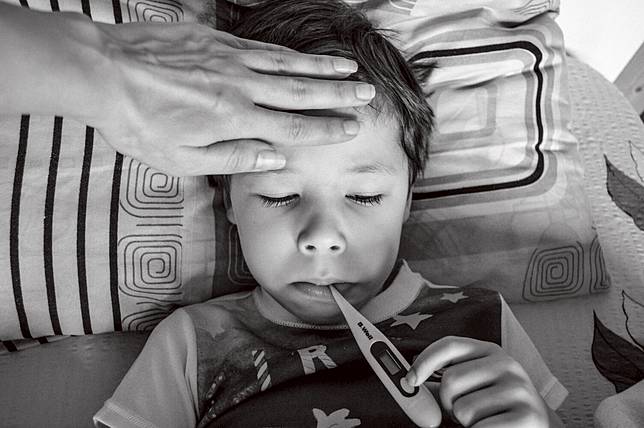 發燒就是流感嗎？！7歲男童高燒喉嚨痛，併發「這4症狀」，醫師：經診斷為「猩紅熱」，傳染力強，建議即早使用抗生素