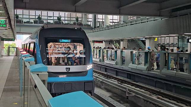 新北捷運三鶯線30日通車，下午2時起開放免費試 乘，各站湧現排隊體驗人潮，列車車廂擠入滿滿乘 客。 中央社記者王鴻國攝　115年6月30日