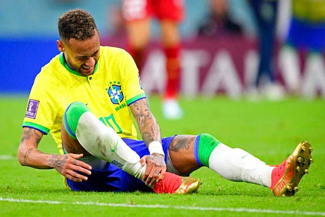 巴西前鋒內馬爾右腳踝受傷