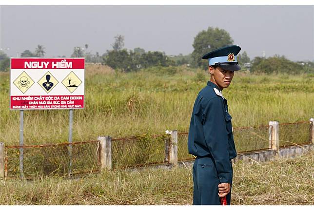 美國開始正式清理越南邊和基地周邊殘留的「落葉劑」。圖為該地的受污染警示標語。（達志影像／美聯社資料照片）