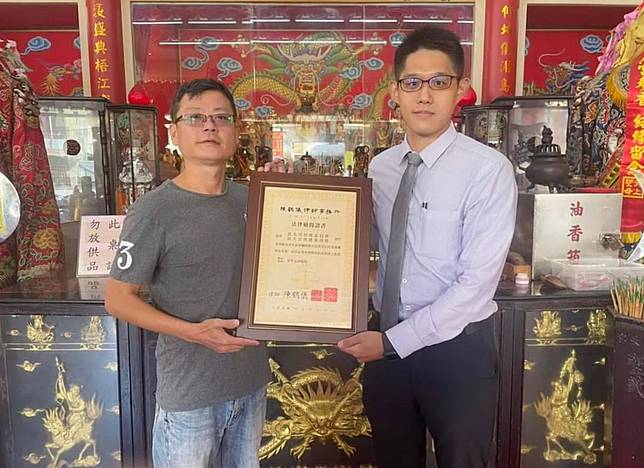 陳鶴儀是大庄媽的契子，回到家鄉執業第一時間就是感謝大庄媽的庇佑而自願擔任義務常年法律顧問。（記者陳金龍攝）