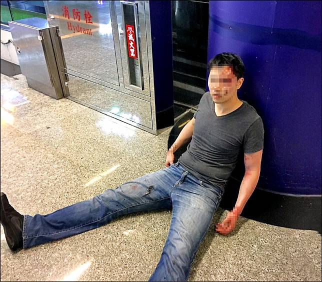 萬姓中國裔美籍男子將妻子摔下樓後，自己也跳下樓，再恍惚的走到電梯旁坐下。(民眾提供)