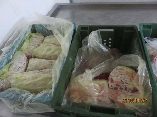 新北市衛生局查獲板橋「後埔戰鬥雞排」的生鮮及醃漬雞肉品原料疑似逾期。(衛生局提供)