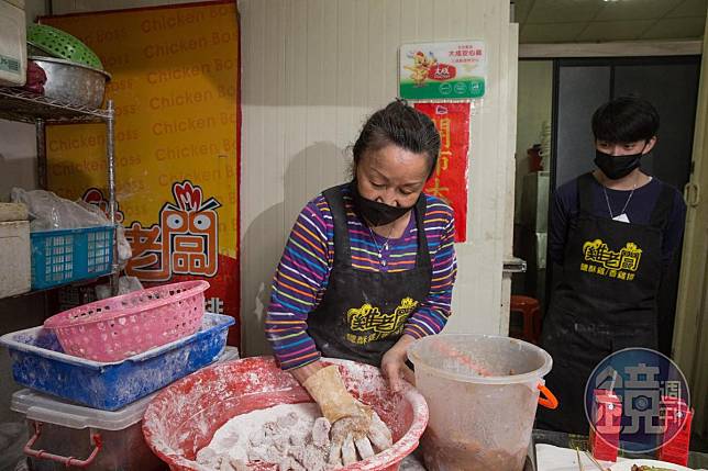 張靜怡（左）靠擺攤賣鹽酥雞，拉拔孫女張子宸（右）長大。