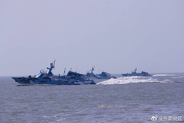 解放軍東部戰區發布海軍操演消息，引人關注的是傳聞已經封存、退役的「22型」(北約代號：Houbei class)飛彈快艇竟「重出江湖」。 圖：翻攝「微博」@東部戰區