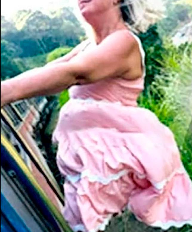 า นางโอลกา เปอร์มิโนวา นักท่องเที่ยววัย 53 ปี เสียชีวิตจากการพลัดตกจากรถไฟ