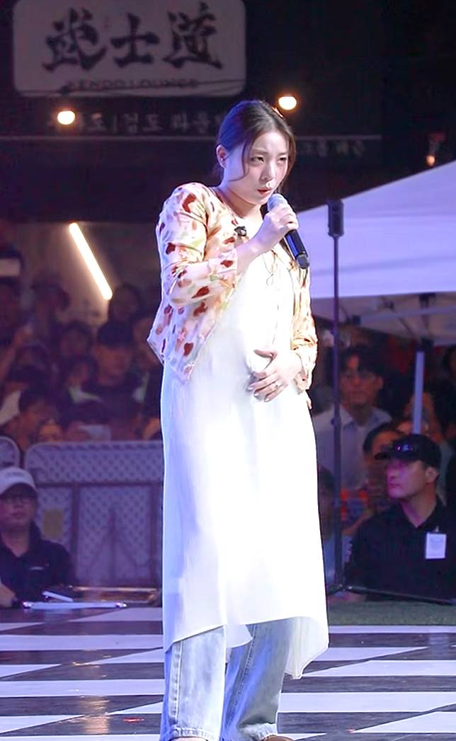 Ailee表演時不時摸肚子，引發懷孕傳聞。翻攝YT@Archive0318