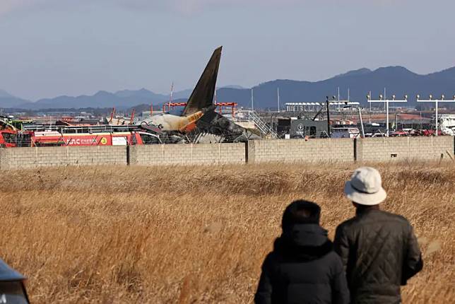 ▲韓國濟州航空客機墜毀，目前已知造成62人死亡。周圍民眾觀看消防隊進行救援工作。（圖／美聯社／達志影像）