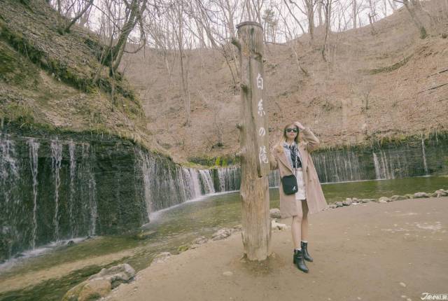 
<p><b>【白絲瀑布】</b></p><p>
</p><p>
雖然白絲瀑布僅僅3公尺高，但細如白絲般的水花寬幅達70公尺，猶如水簾洞之感，十分雅緻。</p><p>

位置：長野県北佐久郡軽井沢町長倉<a href=