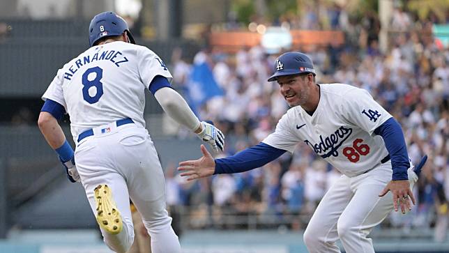 大谷登上一壘後都會和教練馬卡洛夫（Clayton McCullough）頭撞頭慶祝。路透社