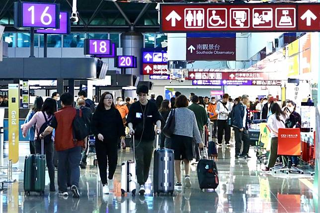 桃園機場湧入大批人潮，導致安檢隊伍大塞車，引起不少旅客抱怨。（資料照片／王侑聖攝）