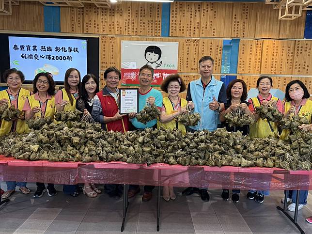 花壇鄉泰豐實業公司董事長洪添進(中)捐贈二千顆愛心粽給彰化家扶。(記者吳東興攝)