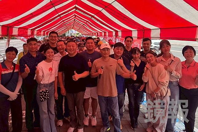 仁慈里里長參選人趙珮婕(前排左三)參與社區公益活動。翻攝fb仁慈里里長候選人-趙珮婕