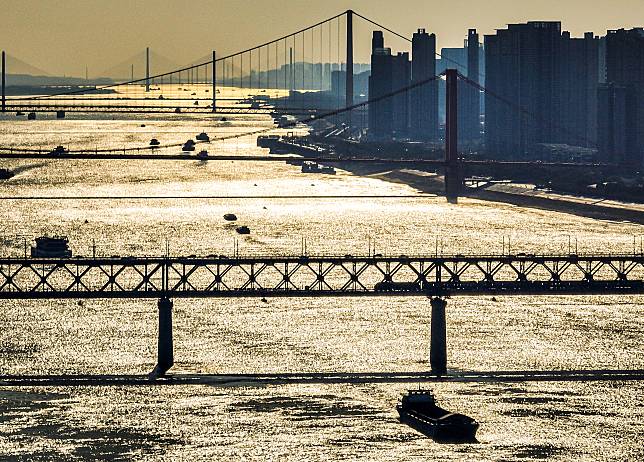 An aerial drone photo taken on Jan. 23, 2024 shows ships sailing on the Yangtze River in Wuhan, central China's Hubei Province. (Xinhua/Xiao Yijiu)