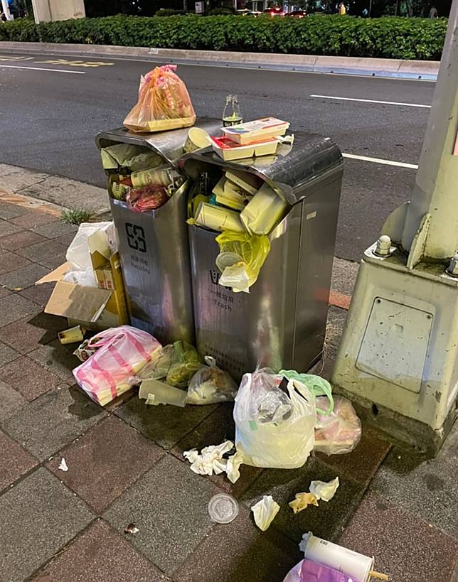 國民黨立委洪孟楷於臉書張貼台北市捷運站旁人行道垃圾桶爆滿的照片，肯定蔣市府擬增設人行道垃圾桶的方向。   圖：擷取自洪孟楷臉書