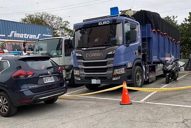 郭男檢修大貨車底時，疑未拉手煞車、車輛滑行，肢體遭右後輪壓住，昨日被發現時已死亡。　　　　　　　　　　　　　　（記者陳金龍翻攝）