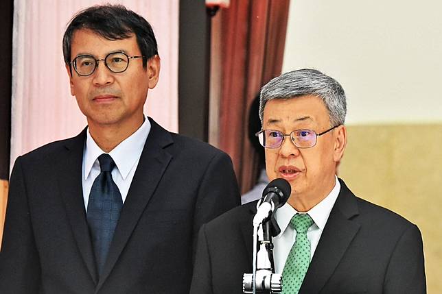 行政院長陳建仁（右）赴立法院進行「進口雞蛋專題報告」。（圖片來源／行政院提供）