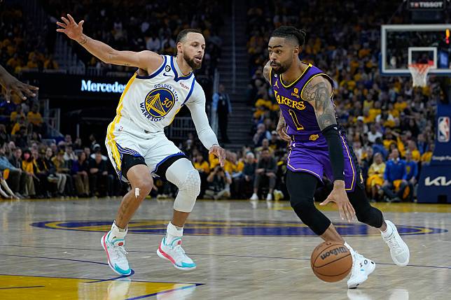 D'Angelo Russell(右)上半場就砍進21分，運球突破Stephen Curry(左)的防守。圖片來源：達志影像  
