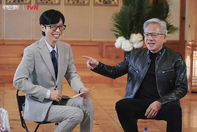    ▲黃仁勳（右）登上韓國國民綜藝《劉QUIZ》，同框主持人劉在錫（左）。（圖／翻攝自IG@youquizontheblock）  