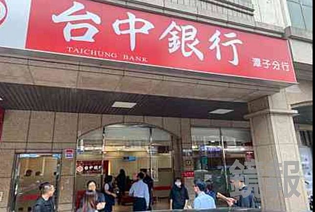 調查局專案人員前往台中銀行潭子分行執行搜索。調查局航業調查處提供