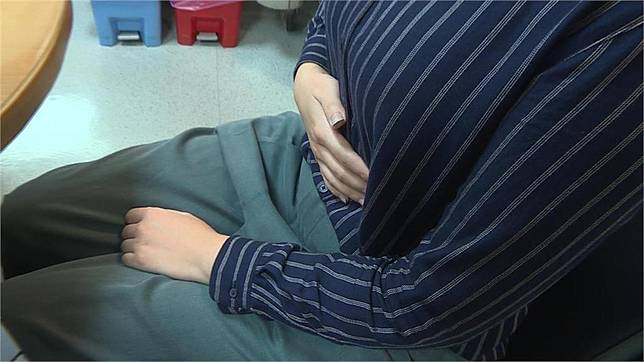 以為腹痛只是小毛病！50歲女確診「癌症末期」...醫曝案例：2症狀別拖