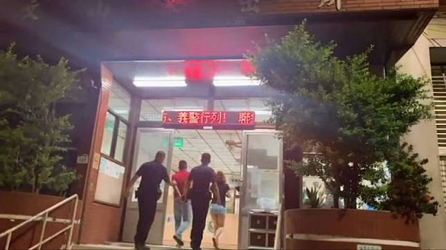 ▲越籍杜姓男子酒駕遭警依涉嫌公共危險罪移送法辦，同車女乘客也依道路交通管理處罰條例「同車乘客處新臺幣六千元以上一萬五千元以下罰鍰」開罰。（圖／記者郭凱杰翻攝）