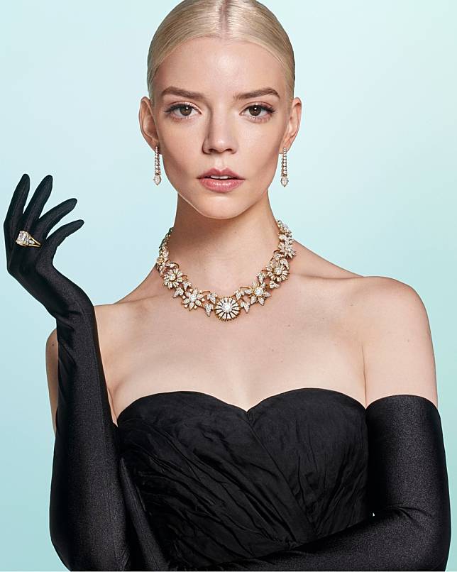 Tiffany & Co. Schlumberger高級珠寶系列中的花朵葉片設計鑲鑽項鍊。