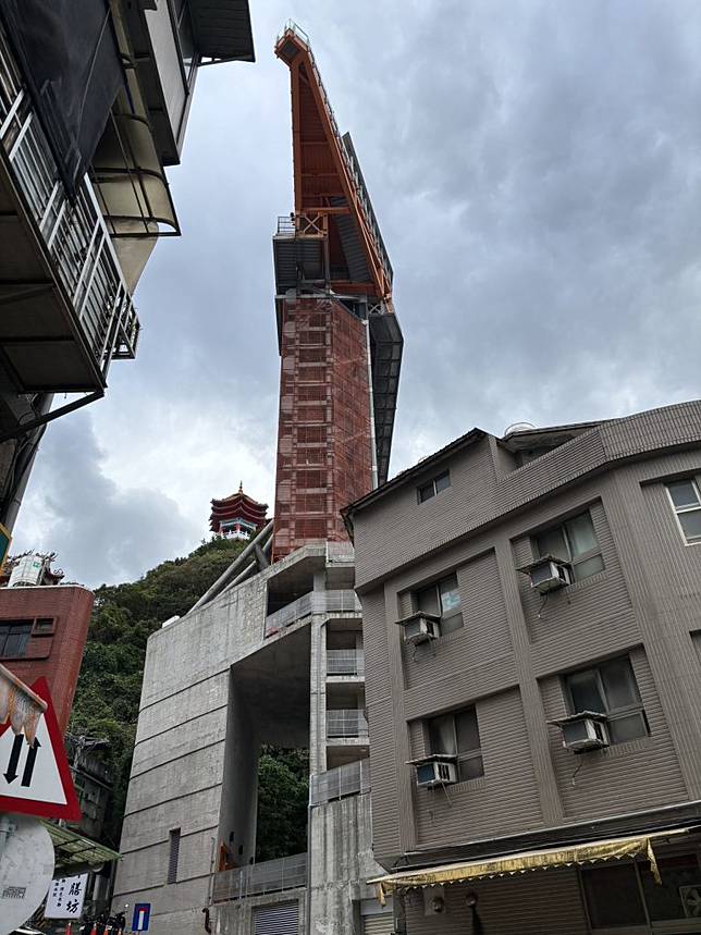 基隆塔營運入不敷出，市府追加編四百萬評估招商，議員說養不起乾脆拍賣。 （記者王慕慈攝）