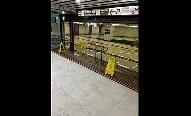 網友分享台北車站內部淹水狀況。翻攝自批踢踢八卦版