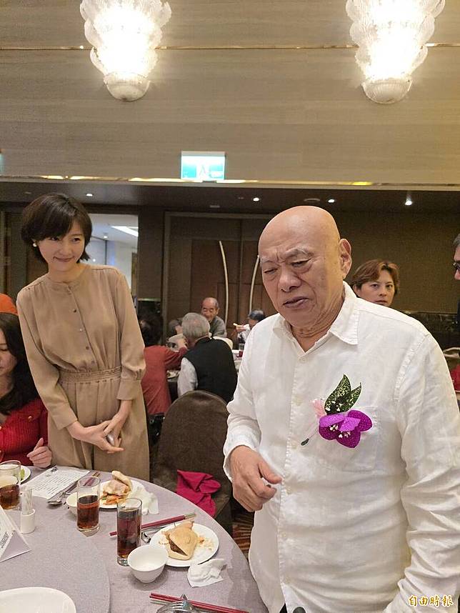 凌峰(右)逢人便說只有老婆搞的定他，讓老婆菱琪(左)露出甜笑。(記者胡如虹攝)