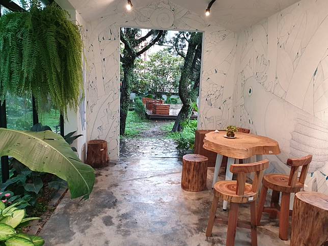 「CAMA COFFEE ROASTERS 豆留森林」被綠意圍繞(圖/Lisa Wang)