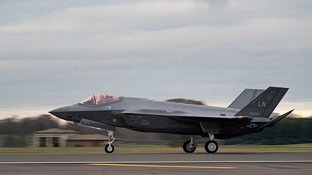 雷肯希斯皇家空軍基地為美軍 F-35A 與 F-15E 戰機的部署地，一架 F-35A 於降落於跑道。 圖：Wikipedia