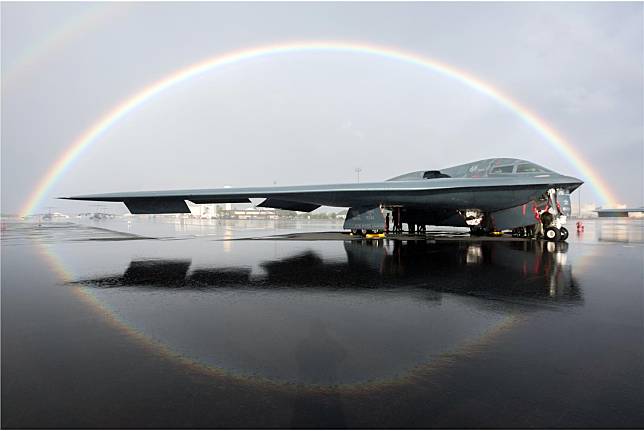 B-2轟炸機前進部署夏威夷希肯基地，還趁機與美麗彩虹合影。（取自美國空軍網站）