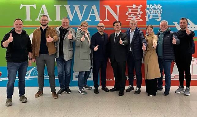 圖說：外交部歐洲司司長黃鈞耀（右五）在桃園機場迎接立陶宛國會友台小組主席馬瑪竇（Matas_Maldeikis）（左五）及訪團成員。