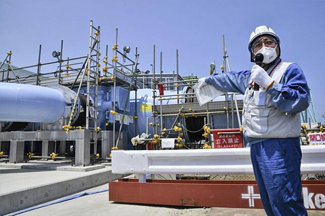 2023年6月26日，東京電力公司帶媒體參觀福島第一核電廠的核處理水排放工程。（美聯社）