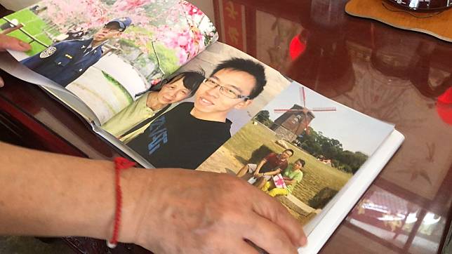 鐵路警察李承翰母親得知無罪判決，悲傷地看著兒子生前的照片。圖／聯合報系資料照片