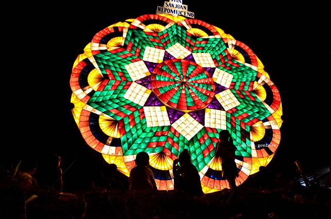 菲律賓巨燈節燦爛奪目的巨大聖誕燈飾裝置總吸引人潮駐足觀賞。   圖：菲律賓觀光部台灣分處／提供